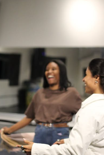 Jovens rindo e conversando na Geração On